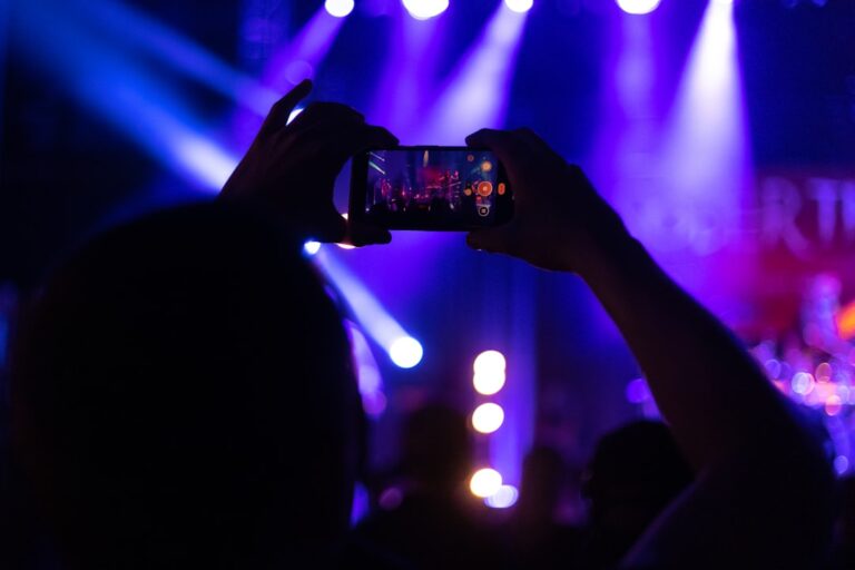 Jak nagrywać relacje z koncertów na TikToka i Instagram?