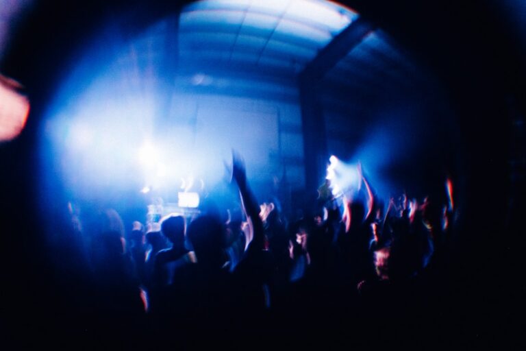 Jak promować własny koncert bez dużego budżetu?