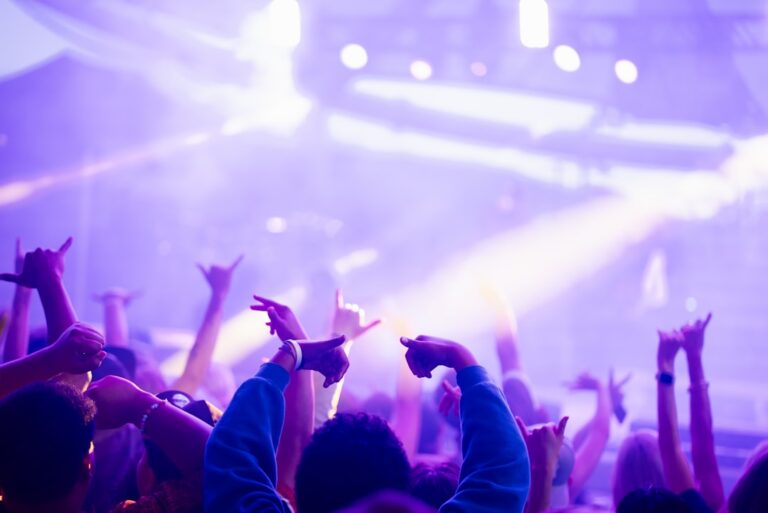 Jak przygotować się na pierwszy koncert ulubionego zespołu?