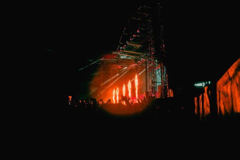 Jak wybrać oświetlenie sceniczne na koncert?