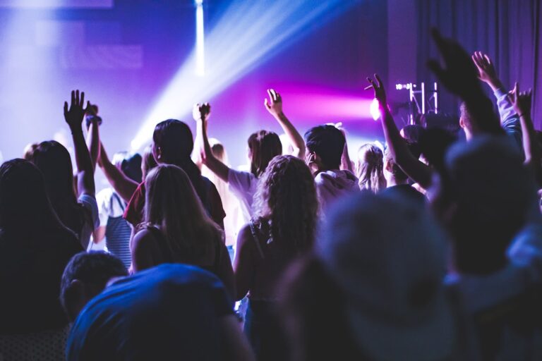 Wynajem sceny na wydarzenie muzyczne – na co zwrócić uwagę?